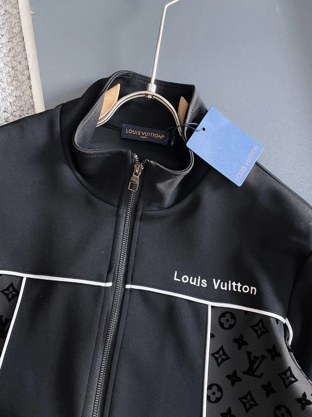 🅿️720 LV hot-selling suit is coming. Focus on the original version of the official website. 2025 new hot-selling cardigan suit. The original order is the best. 🇭🇰The meticulous work of top designers. It has a fitting and perfect upper body effect. All-natural high-quality Tencel Roman cotton 100%, close-fitting comfort, noble and elegant! Original hardware embodies elegance and nobility! Counter size: M-3XL (maximum wear up to 190 pounds)